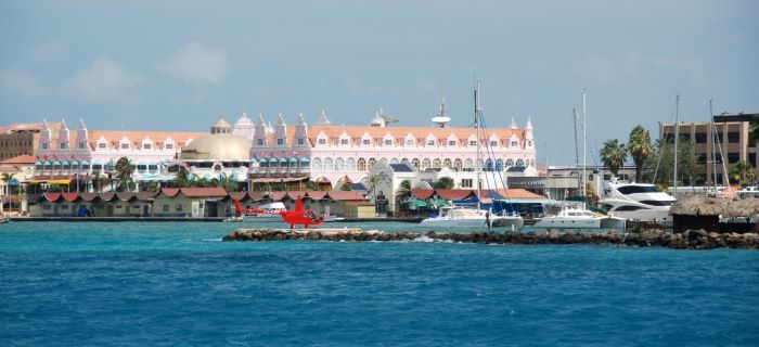 Oranjestad gezien vanuit zee
