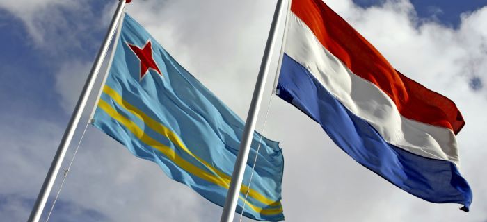 Vlaggen van Aruba en Nederland