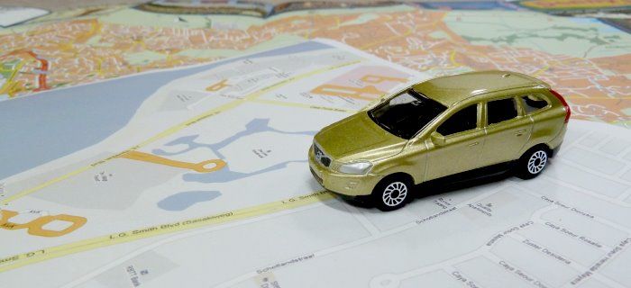 een speelgoed auto op een wegenkaart van Aruba